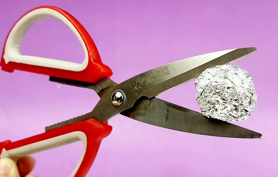 How to sharpen scissors in a minute