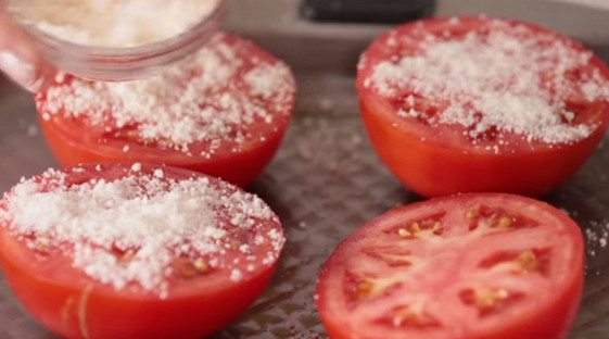Положите половинки помидоров на противень. Через 15 минут ваши гости будут в восторге...