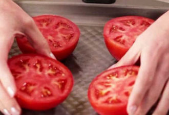 Lay the tomato halves on a baking sheet. In 15 minutes, your guests will be delighted... 