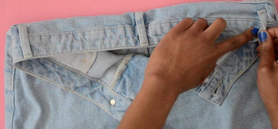 Как уменьшить джинсы в поясе? Это гениально!