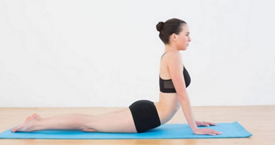 Йога для живота: 5 нескладних поз, які допоможуть повернути стрункість